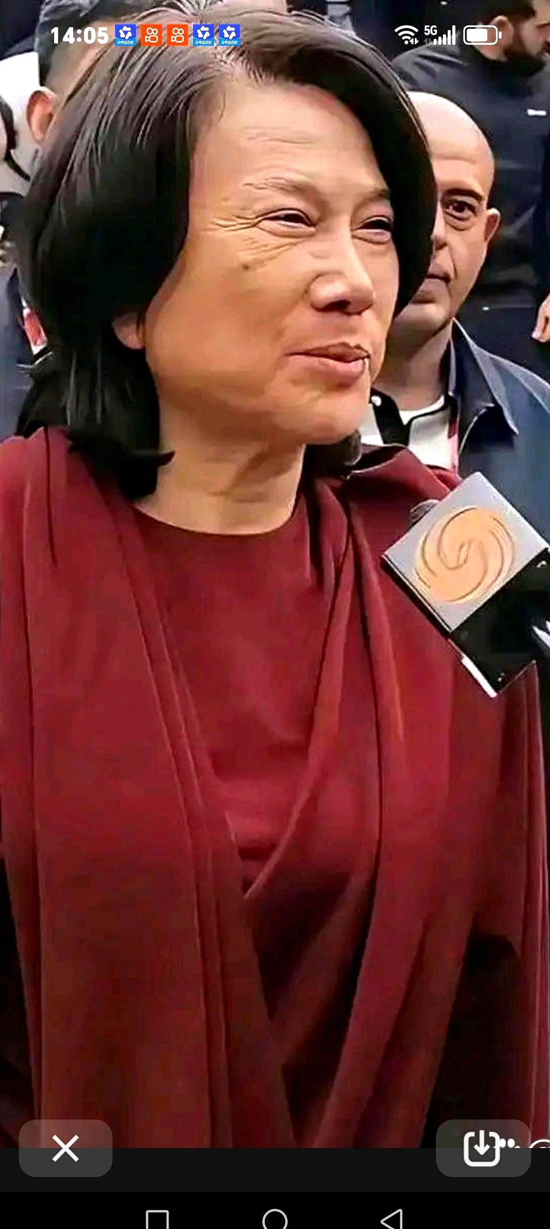 关掉十级美颜和补光灯，直面满脸岁月的痕迹，你能想象这是一个身价过亿、掌舵千亿帝国