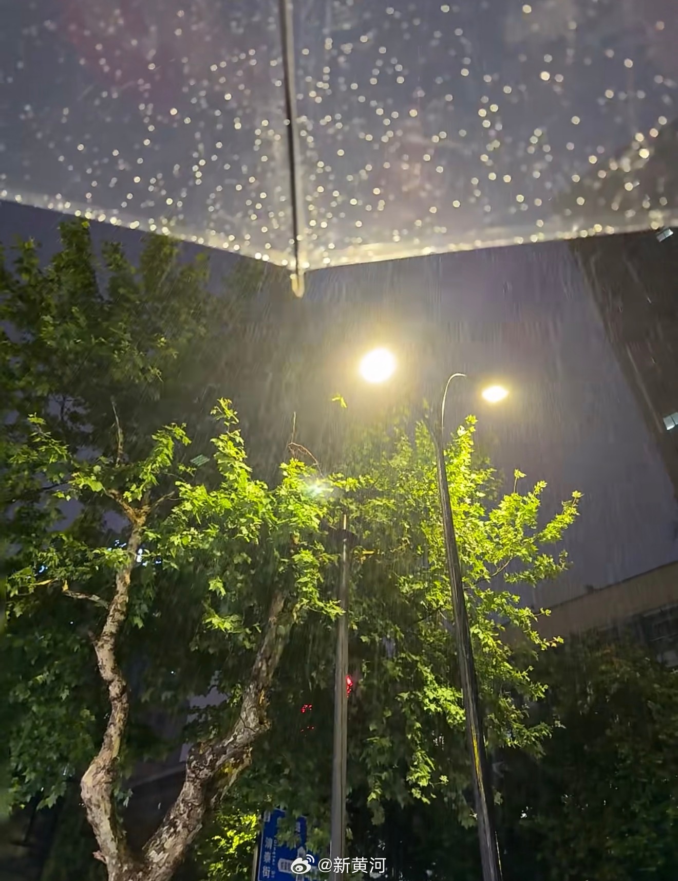 【#山东多地人工增雨#】根据最新预报，今天（4月8日）下午至9日白天，鲁南、鲁中