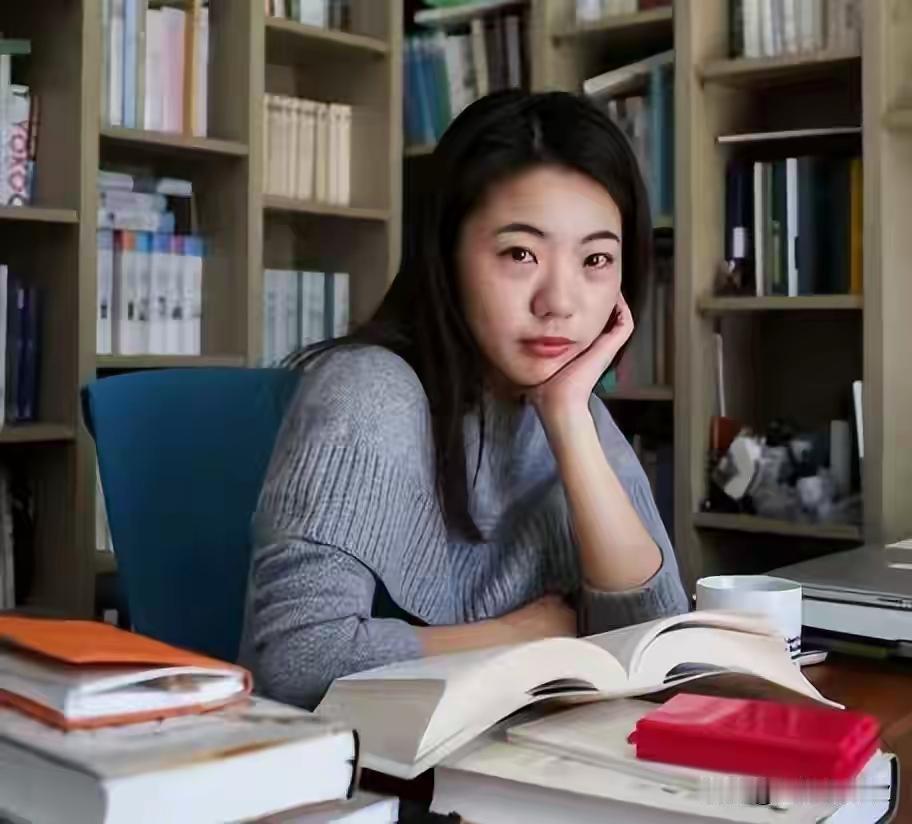 7岁写作，14本正式出版图书的年轻女作家蒋方舟如今被取消硕士学位！

她早年长达
