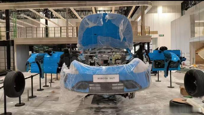 北京车展最硬核的一幕出现了，雷总直接把新一代SU7拆解了，电池、底盘、架构……全