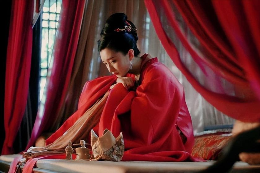 公元1050年，曹皇后散步时，突然发现一侍卫和宫女在草丛中私通，曹皇后顿时勃然大