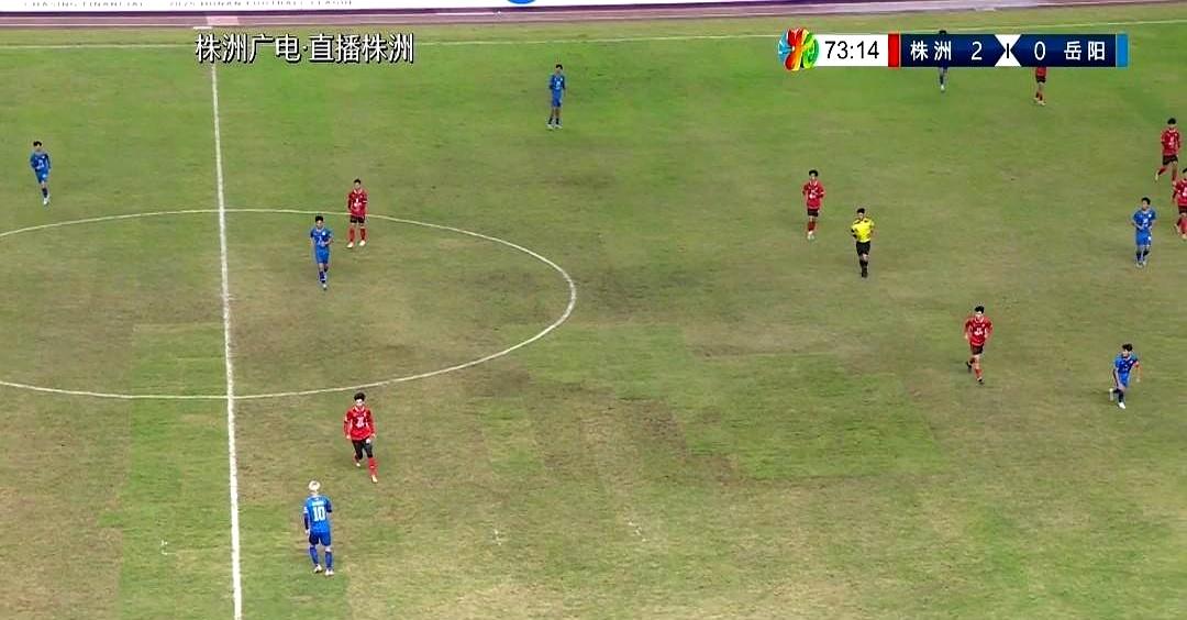 湘超赛场上演离谱乌龙！岳阳球员一脚解围，直接把球踢进自家门
 

今晚湘超这比赛