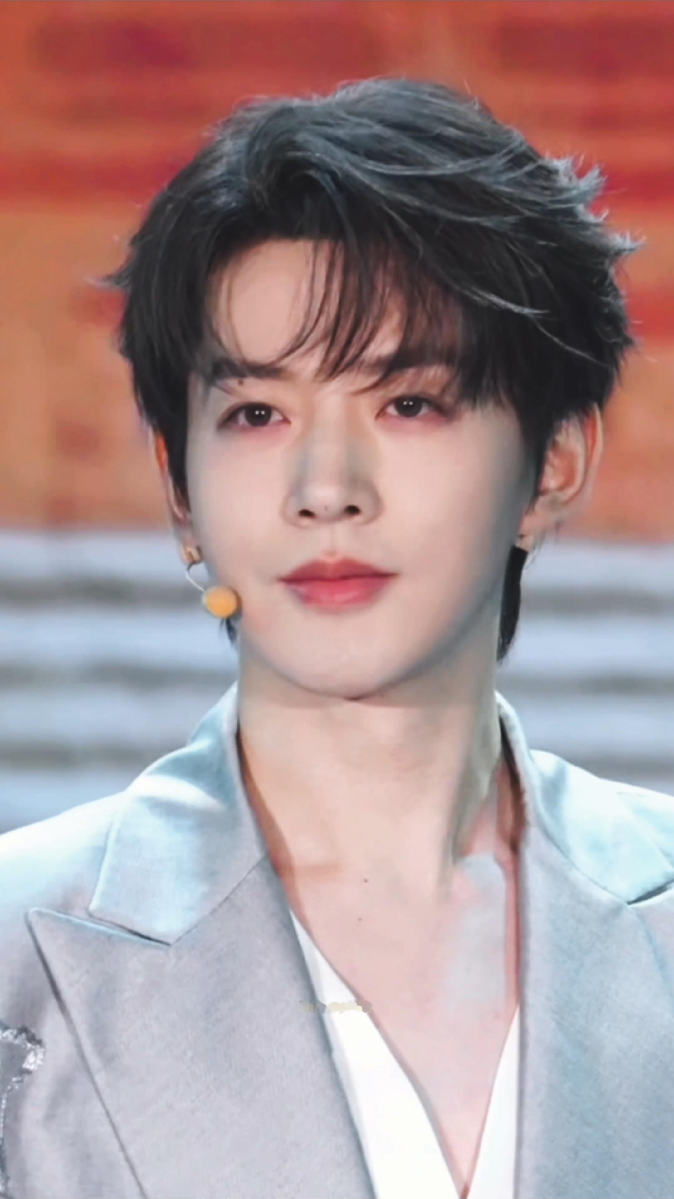 非常非常期待邓为央视跨年邓为是一位优秀的青年演员，根正苗红官方认可邓为首登央视跨