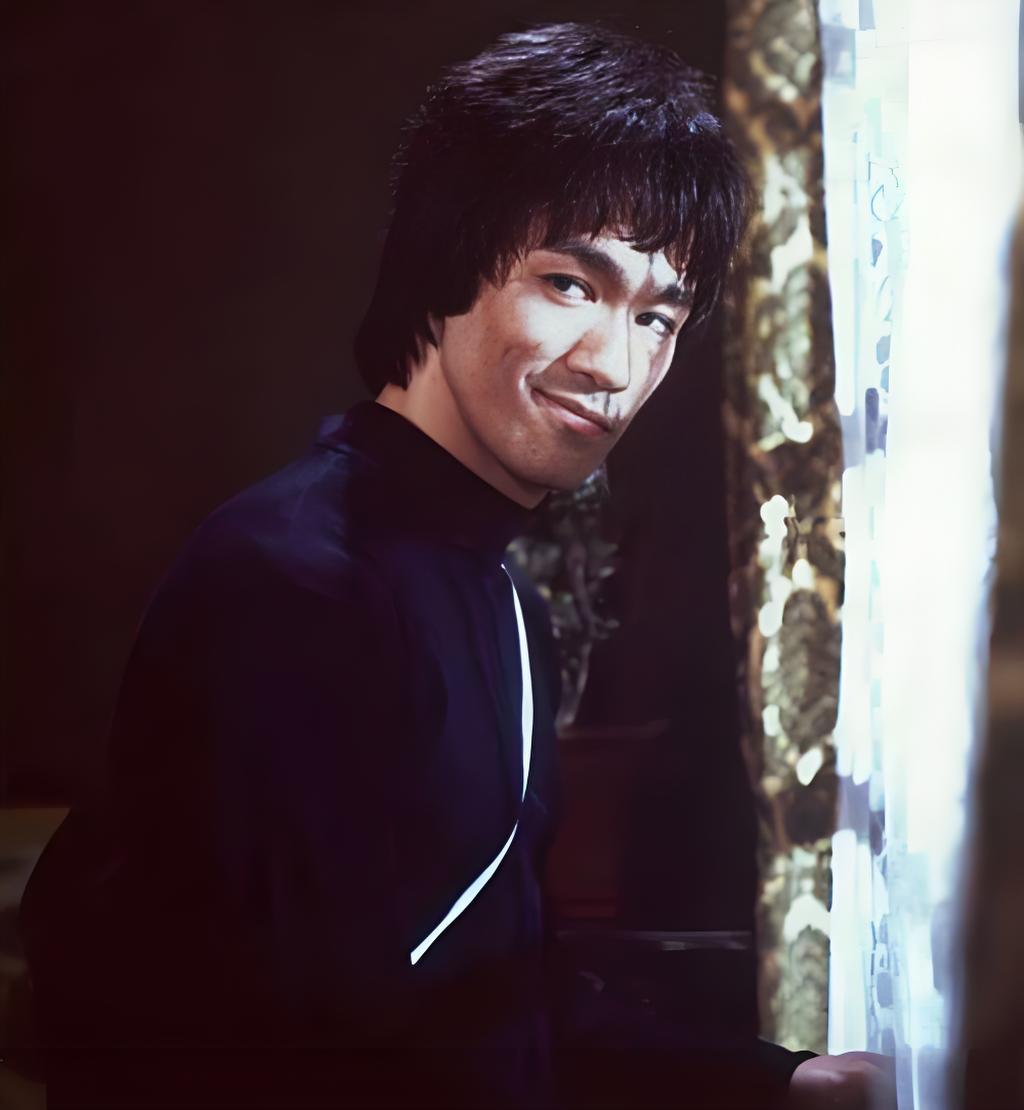 李小龙电影《龙争虎斗》的片场剧照。
李小龙当时拍完电影后，摄影师跟李小龙说，龙哥