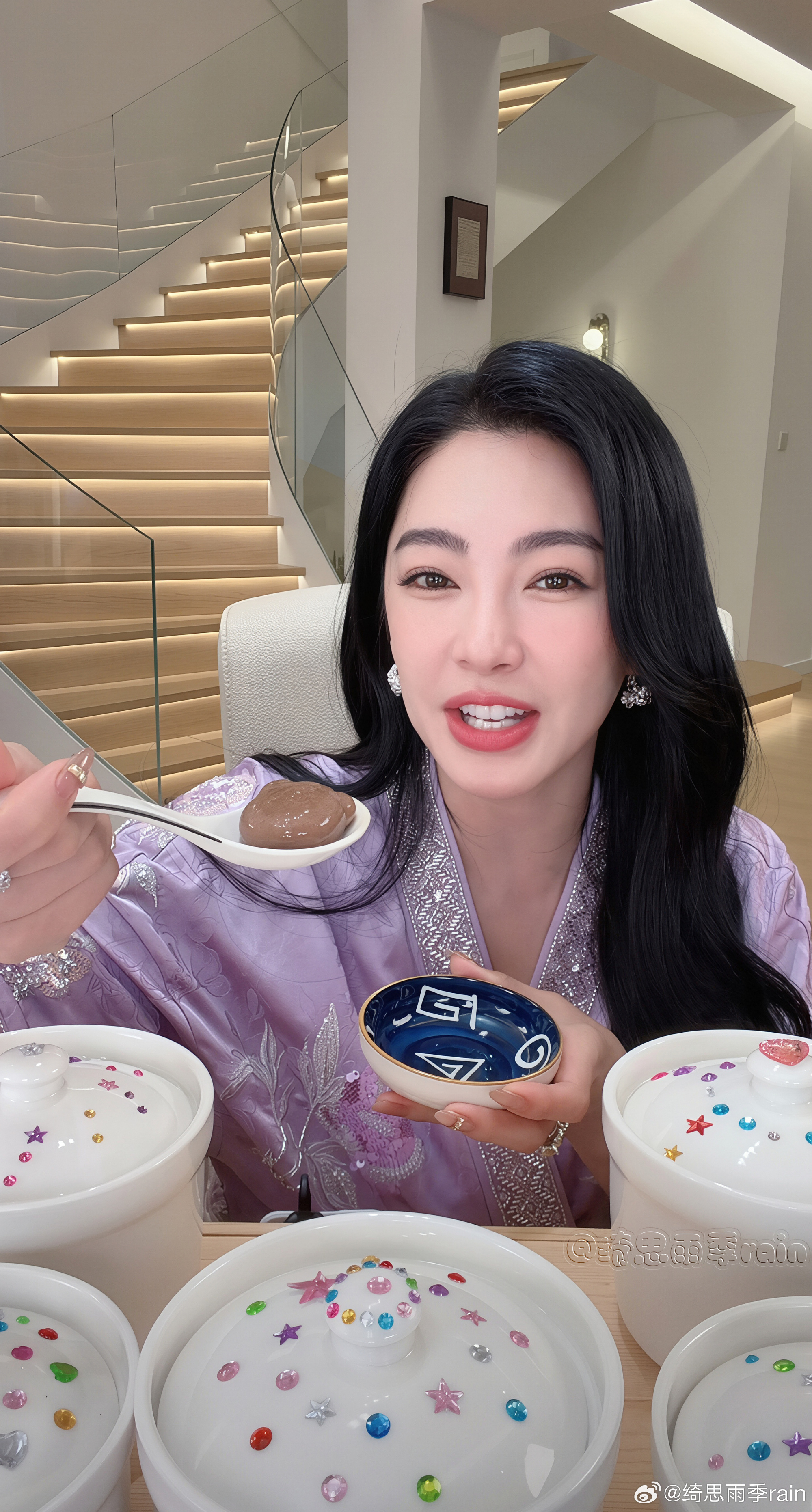 张雨绮这状态绝了！整个人气色红润有光泽，明艳大美人既视感拉满，随便一截都是美 