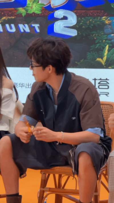 黄子弘凡复刻沈腾王安宇表情包 黄子弘凡你是吃表情包长大的吧！复刻沈腾时连法令纹都