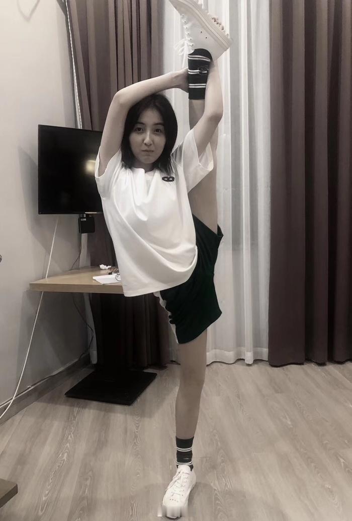 不用猜，张子枫肯定会去看电影《镖人》