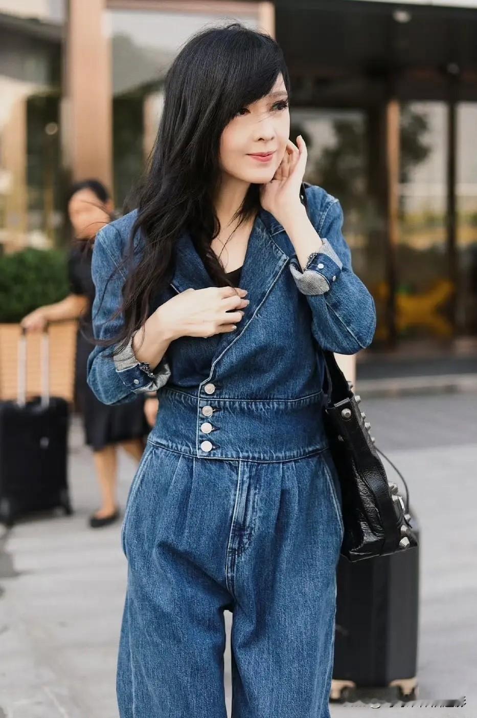 50多岁的周慧敏，这状态简直绝了！皮肤白皙透亮，头发乌黑亮丽，依旧是记忆中那个青