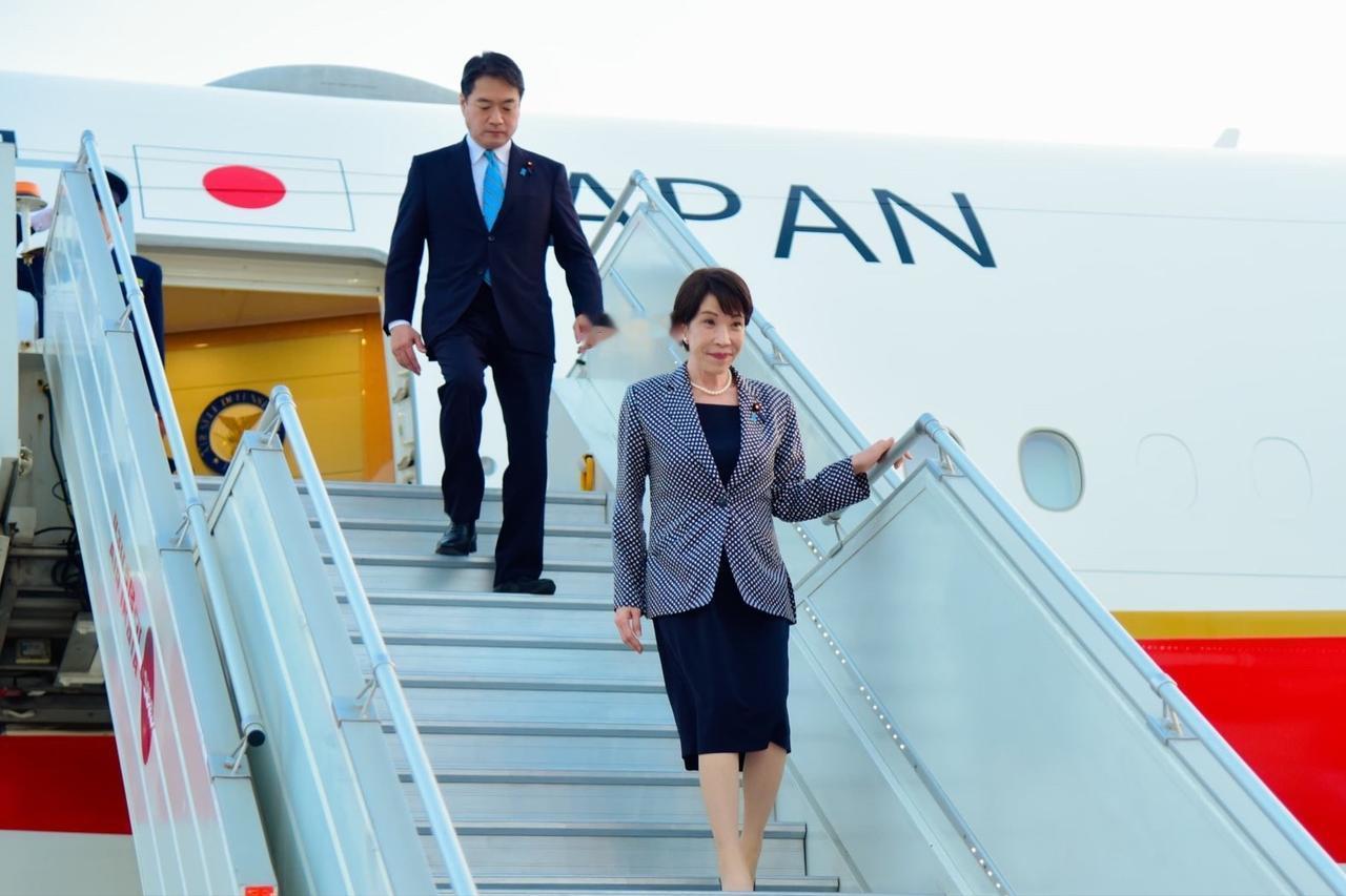 降级接待，日本很失望。当地时间7月1日，印度终于把日本盼来了。
高市早苗抵达新德
