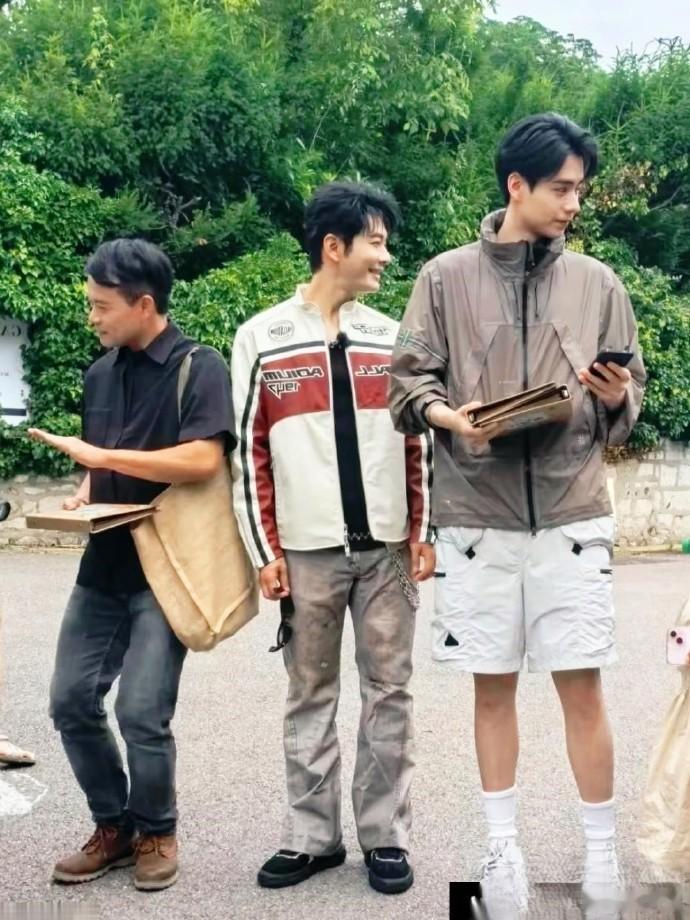 黄晓明身高成谜了，他的官方身高是180吧 ​​​