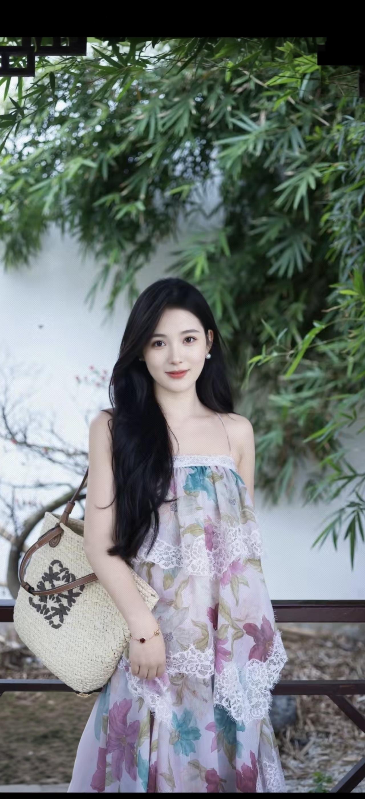 这位小姐姐在公园里拍照呢。