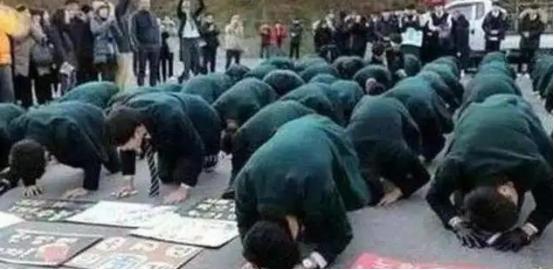 “跪下！你们这些中国人统统给我跪下！”1995年，在广东某电子公司的厂房中，一个