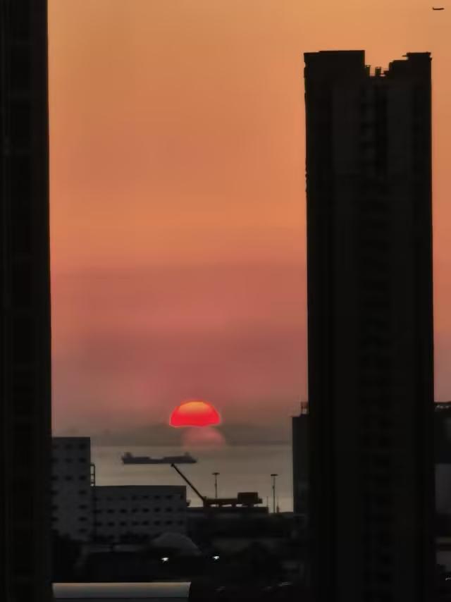 冬至的海岸晚霞真精彩
12月21日冬至，海边的晚霞如梦景般温柔地拥抱在天空和海面