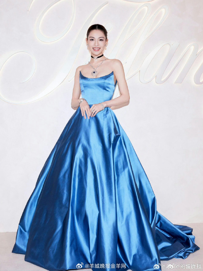 【谁的礼服让你一眼惊艳！】或是剪裁精致凸显曼妙身姿，或是面料华贵尽显高级质感，或