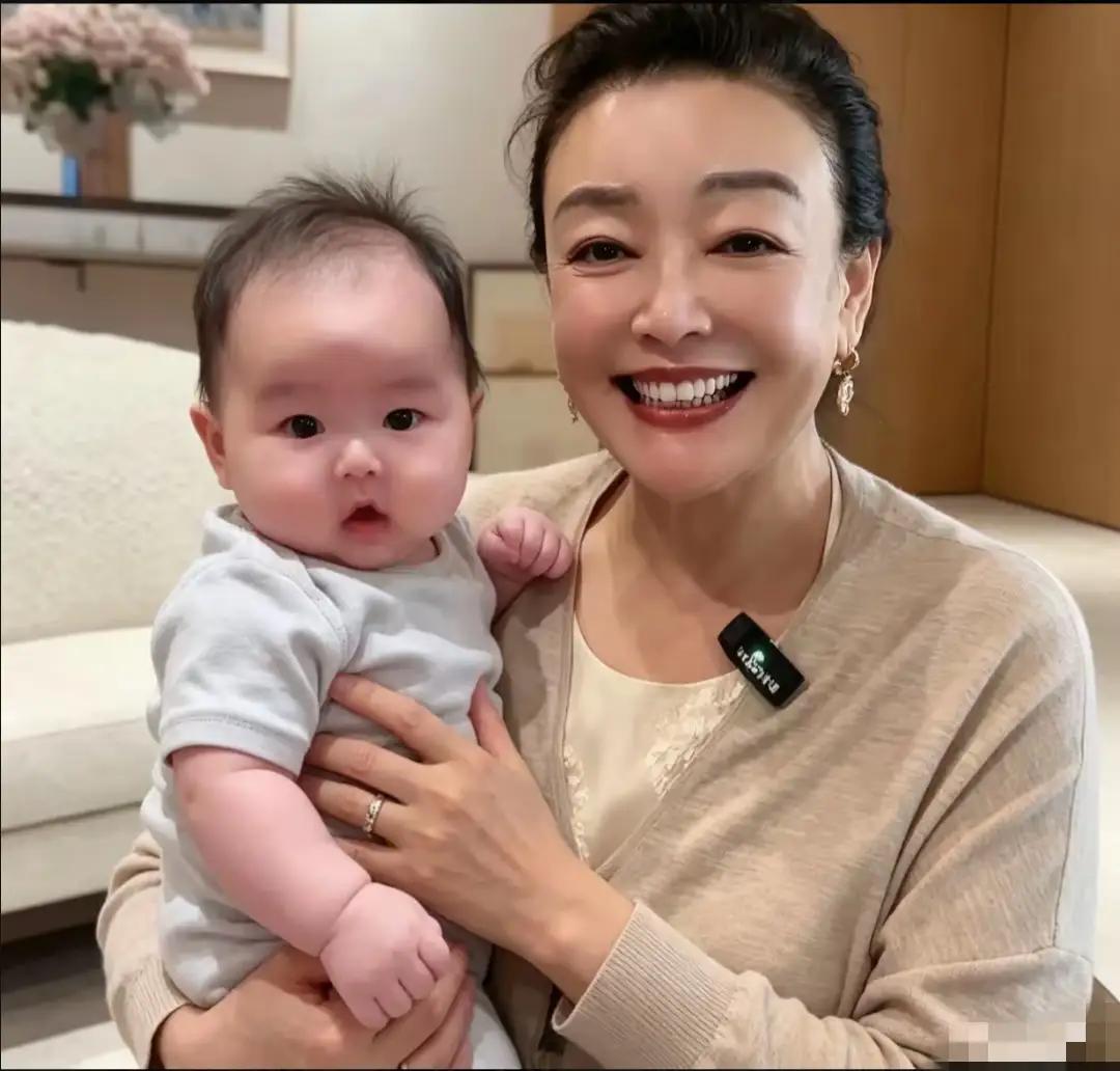 张兰真的太喜欢炫耀，太喜欢晒了。瞧！图中张兰抱着汪小宝笑的合都合不拢嘴。终于抱上