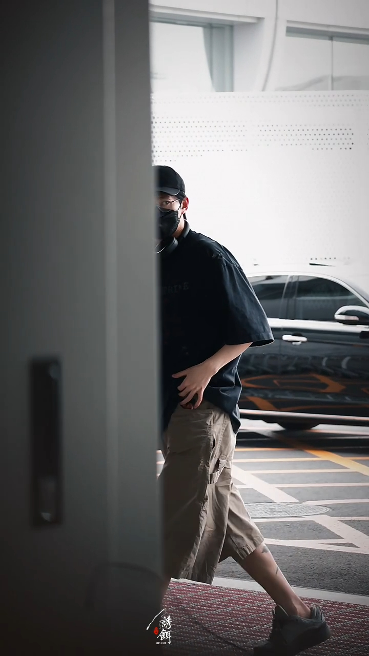 为为子腿上的纹身图案 看着貌似一片叶子🍃  谁搞到高清图了 [偷笑] ​​​