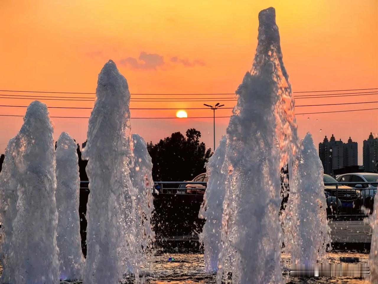  夕阳余晖映喷泉，城市繁华尽眼前。#这么近 那么美 周末到河北#