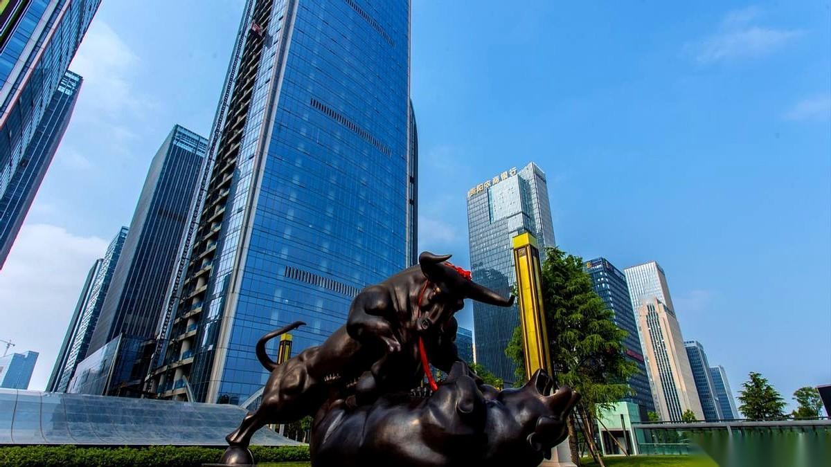 一边是人形机器人，一边是挖煤。
一边在海底捞可燃冰，一边在实验室里“种”钻石。