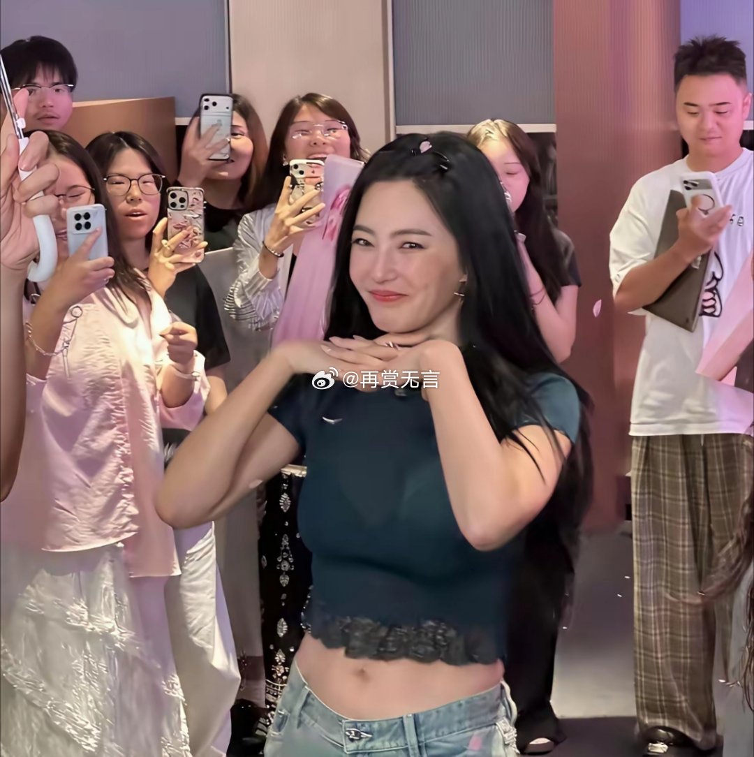 她不是塌房了吗？怎么还去蹭女足的热度，而且还有这么多粉丝支持她。 