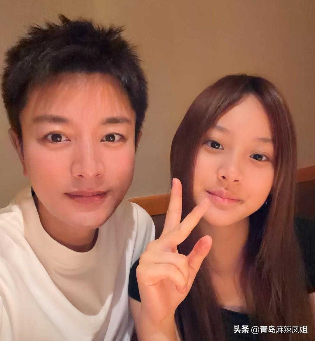 颜值蜕变！甜馨长成少女，贾乃亮父女同框氛围感拉满。
父亲节当天，贾乃亮晒出多组与
