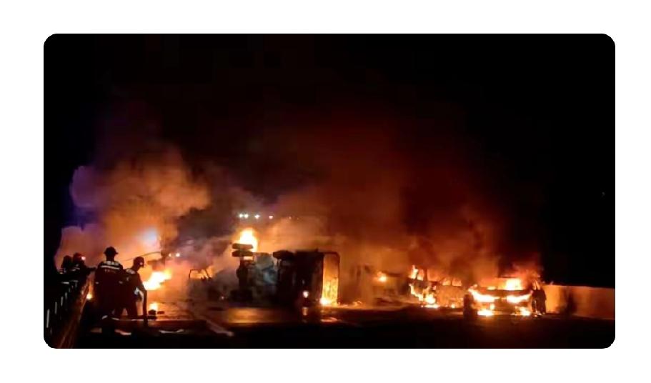 1月10日晚上快零点时，湖南醴娄高速出大事了。一辆装着烟花爆竹的轻型货车侧翻，引