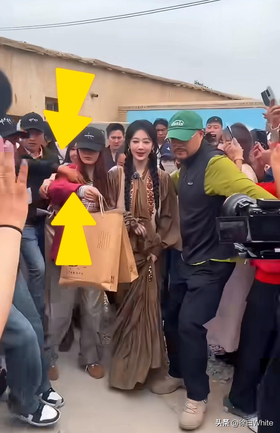 6月7日，杨紫今天重返生命树拍摄地过程中，人群中有一只黑手，两次朝杨紫伸手！
第