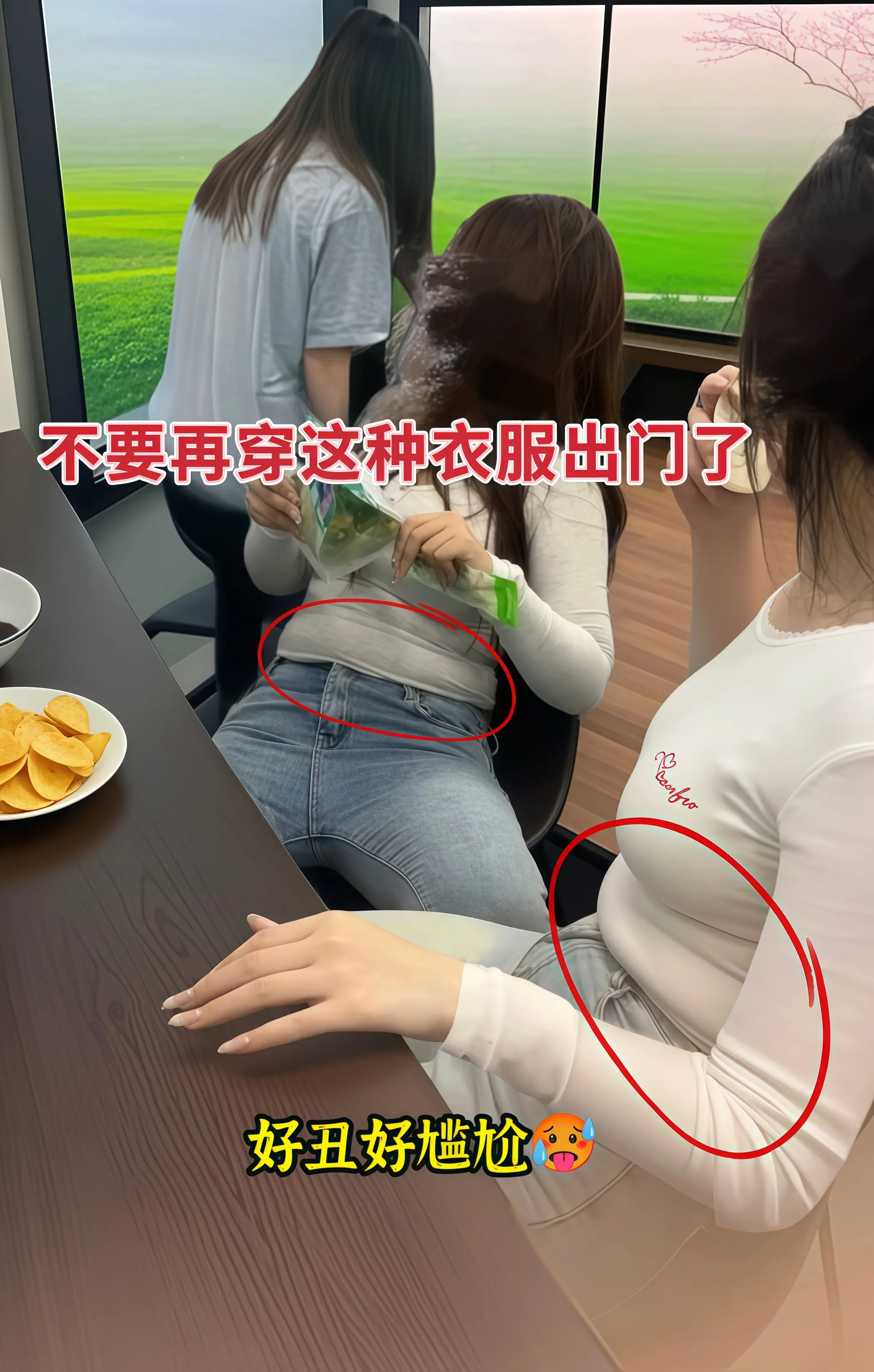 被追问无数次的假两件针织连帽套装，谁穿谁好看。假两件设计巨有层次感，不...