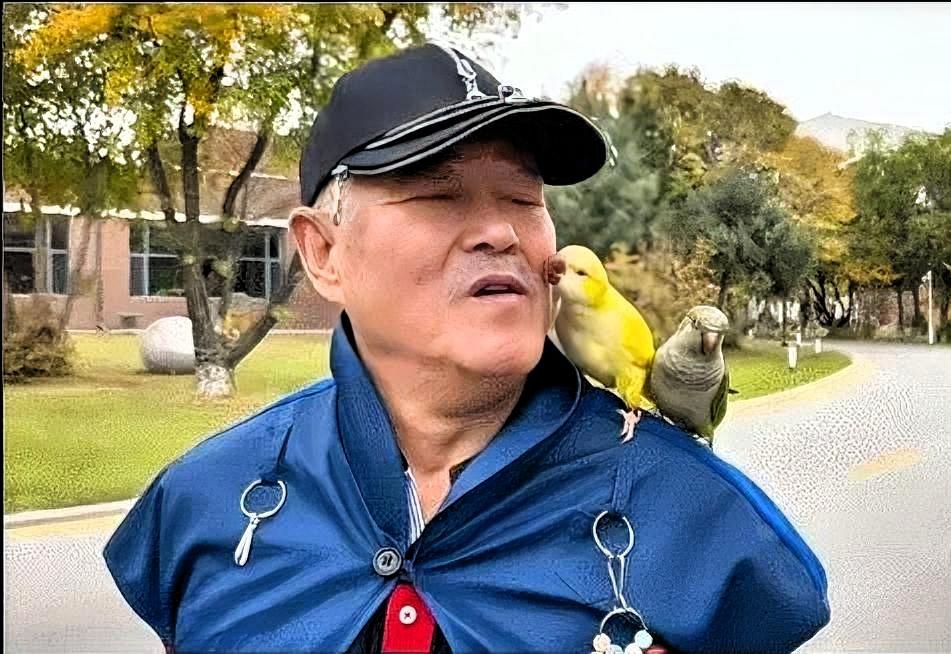 赵本山，终于活成了所有人都羡慕的样子。

69岁，身体硬朗，精神头足，但说不干就