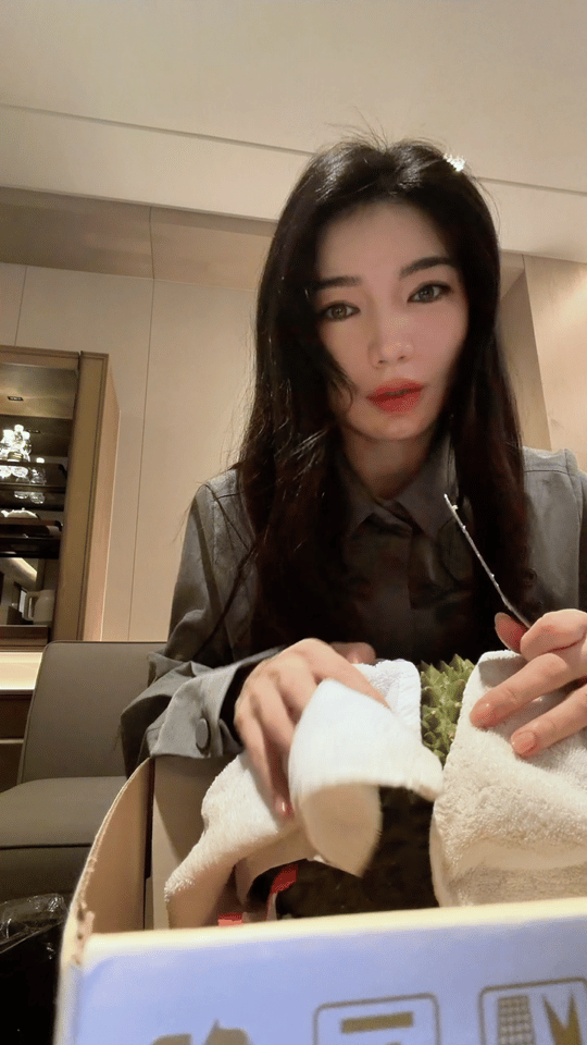 代斯手扒王濛送的榴莲代斯徒手开榴莲 别说！代斯真的有点东西～王濛送了一颗榴莲，代