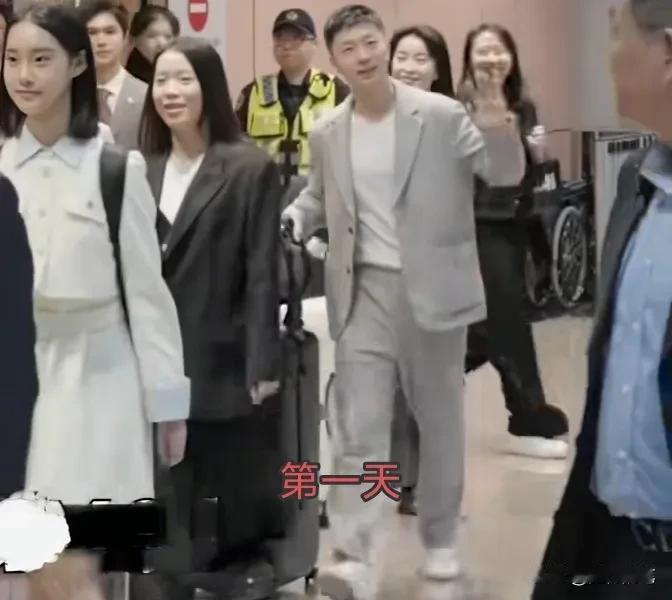 发现没？马龙台湾行程前三天服装都完全不同。

第一天，休闲风格，一套休闲灰色小西