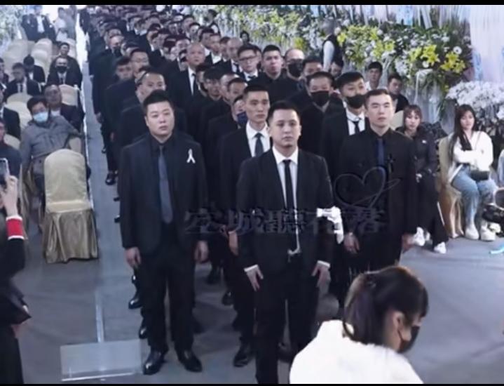 虽然张雪峰老师素未谋面，但是他就像一个朋友，一个家人，非常的亲近，虽然他不在世上