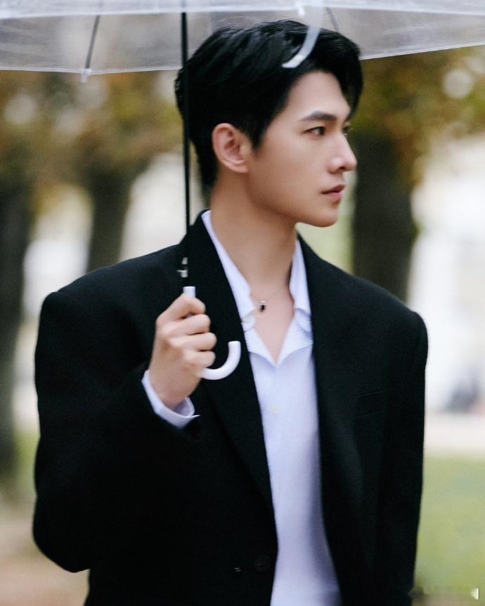 #杨洋正装帅得好直接##杨洋内娱颜值的承重墙#杨洋在巴黎的正装造型，帅得让人窒息