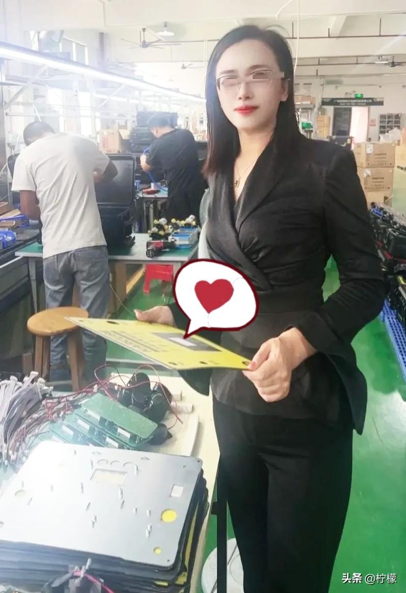 我们工厂一位干了
5年的女业务员犯了点错，
被老板发现辞退了，不到一个月时间，她