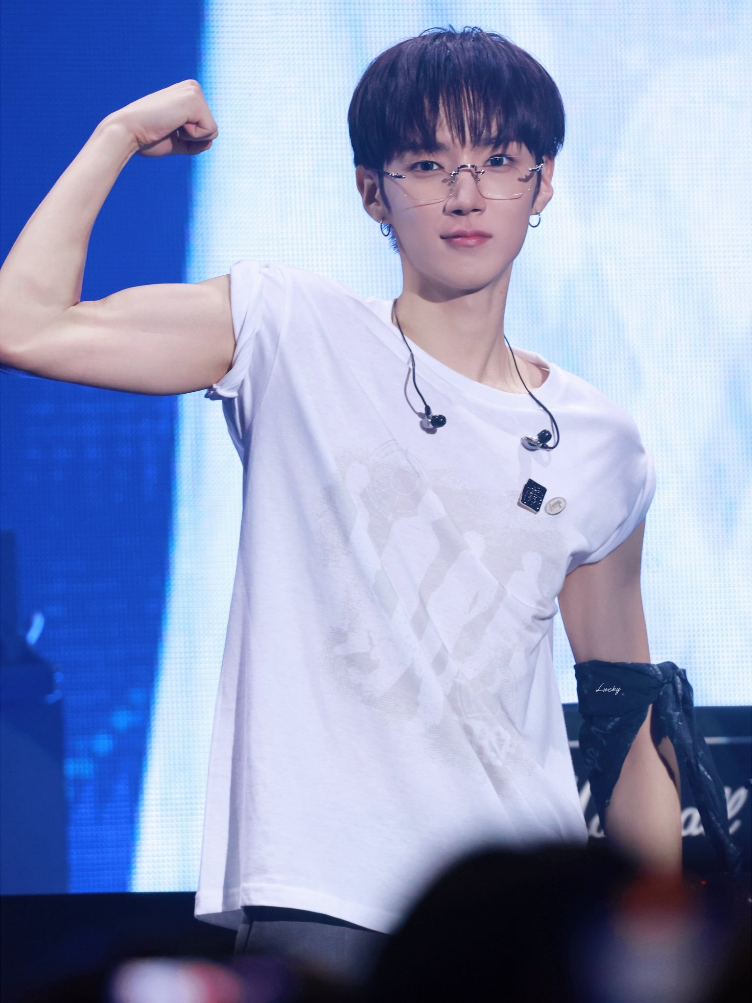 昨天的夏唯俊：我对健身没兴趣今天：💪🏻/我就知道全世界的男人都对秀肌肉有执念