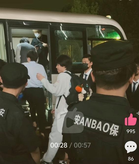 不愧是豪门？iG选手离开场馆疑似有保镖帮忙撑伞 BLG选手只能淋雨上大巴近日，有