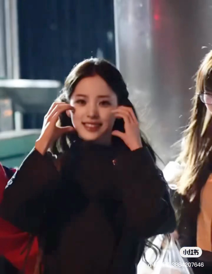 点开这几张live 突然就疯狂get到欧阳娜娜的美了…..📕：百万梦 