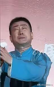 张鹤伦神态模仿酷似曹云金，绕一圈模仿链藏着德云社演员的学艺巧思！
 
舞台上张鹤