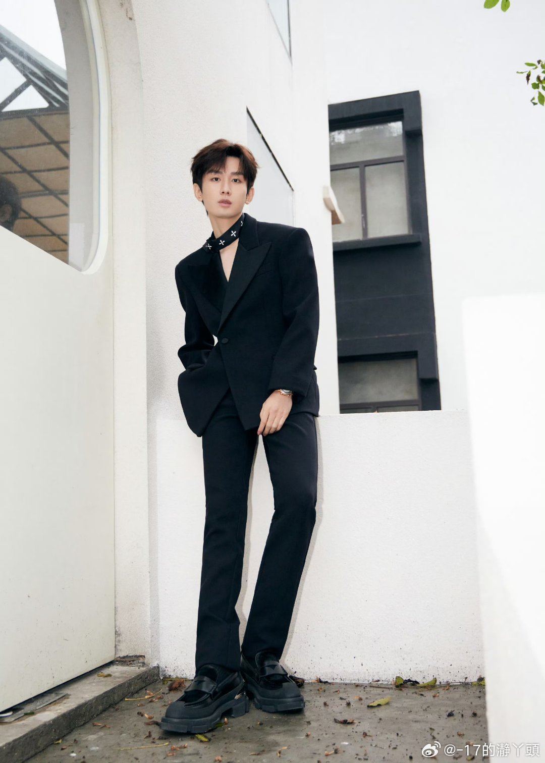 真正的宽肩窄腰视觉有多震撼肩宽是安全感，腰窄是少年气，两者完美融合在一个人身上。