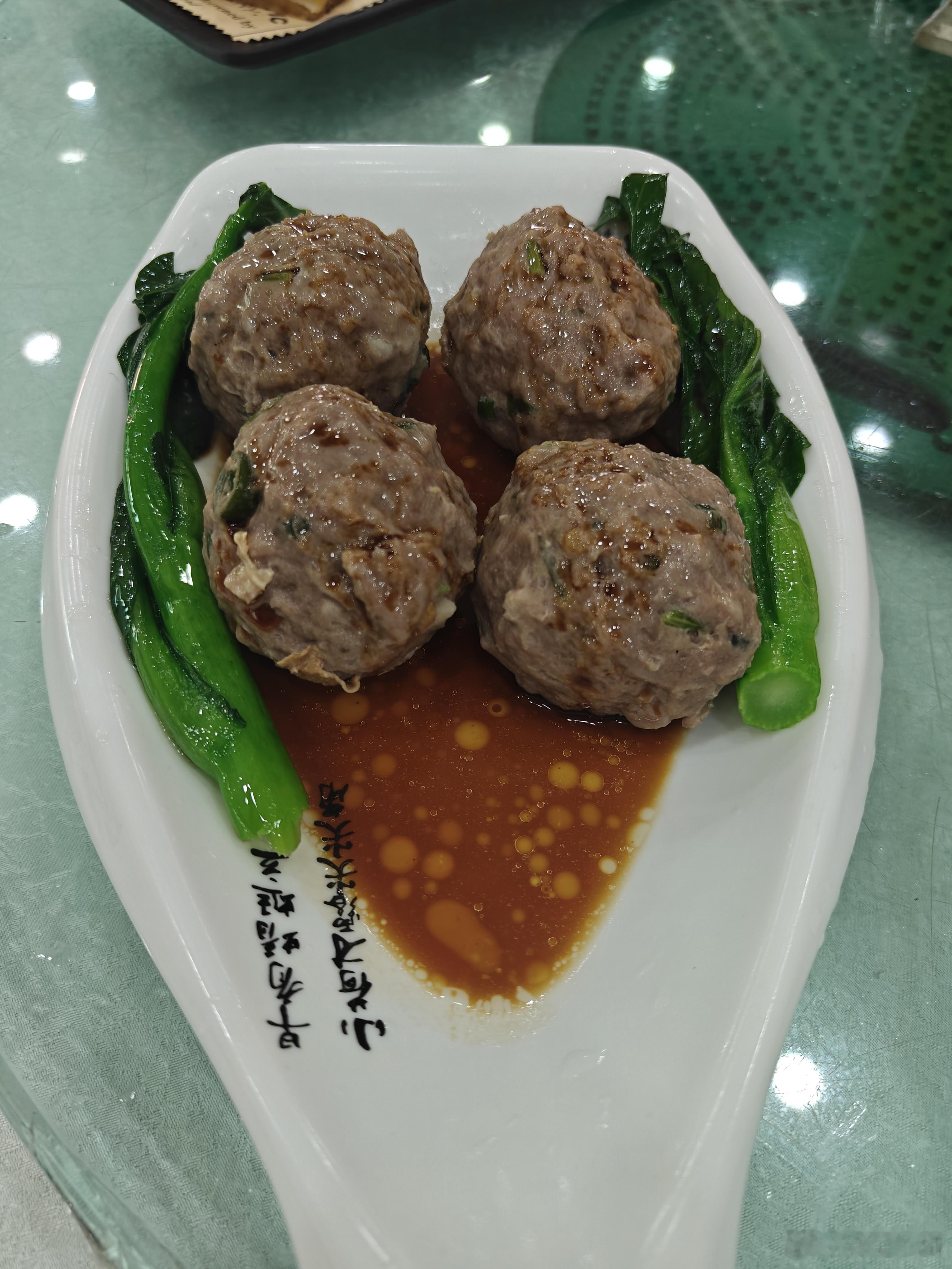 让厨房现捏的牛肉丸，拒绝吃预制冰冻的，看着他剁肉捏丸。 