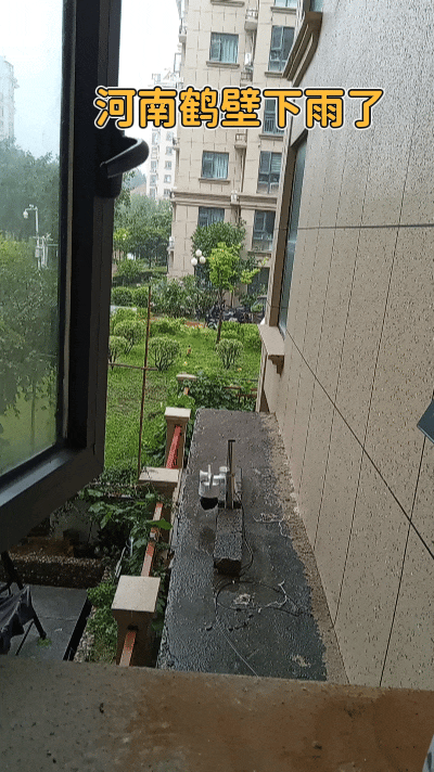 河南鹤壁下雨啦🌧️……
 
微风徐徐，烟雨茫茫，燥热一下子消散无踪，顿觉一身凉