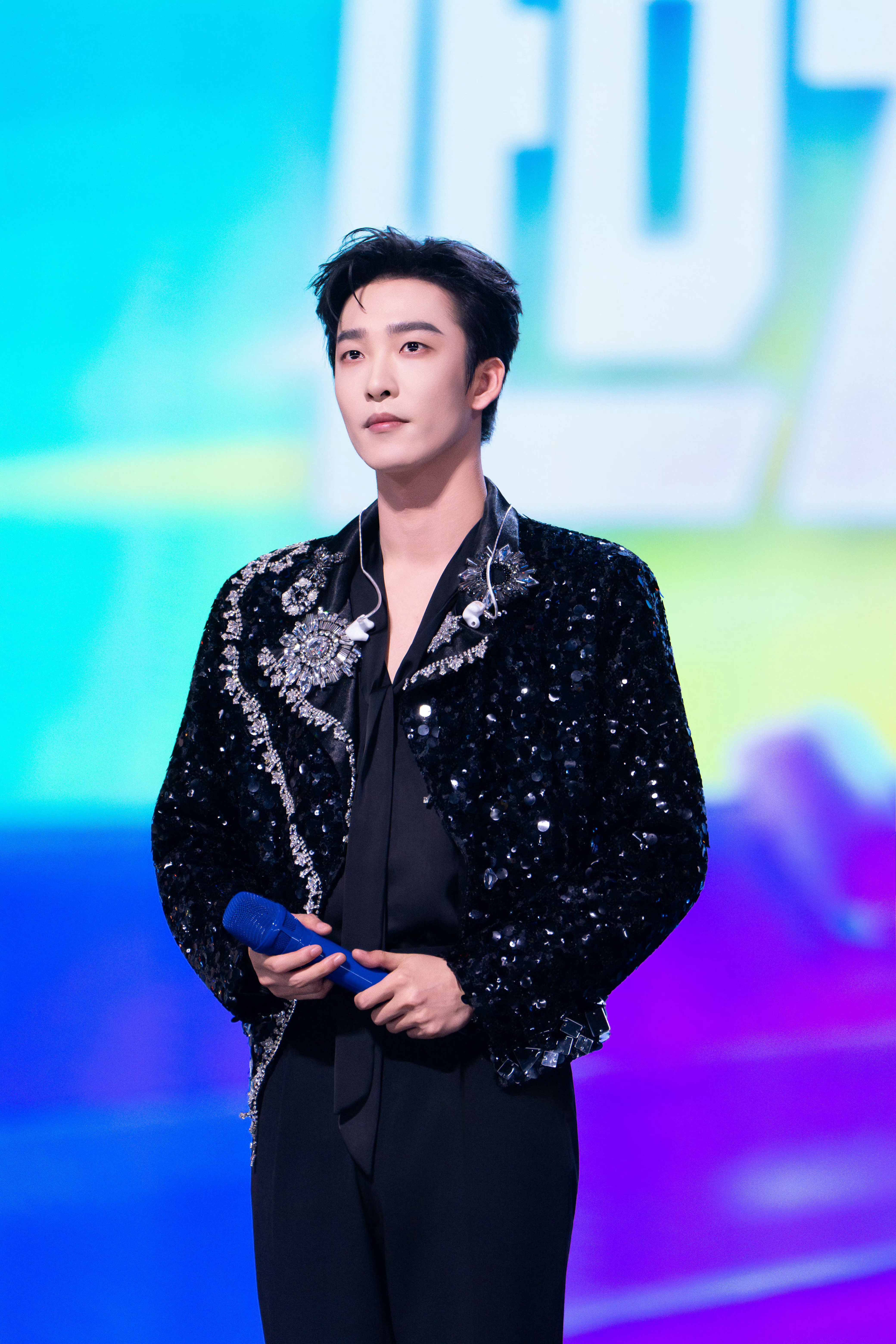 姚冠宇Austin  ygy姚冠宇 “我沿着星河捡着你遗落在月亮旁的浪漫 银河用
