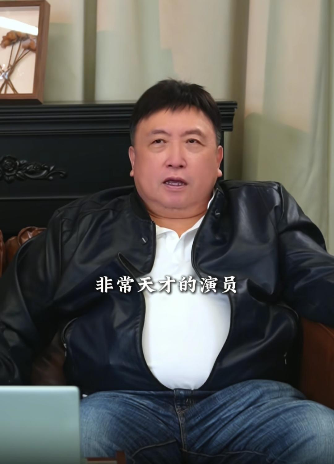 导演王晶说，
周星驰是一个，
非常天才的演员，
非常努力的导演，
在电影界，
是