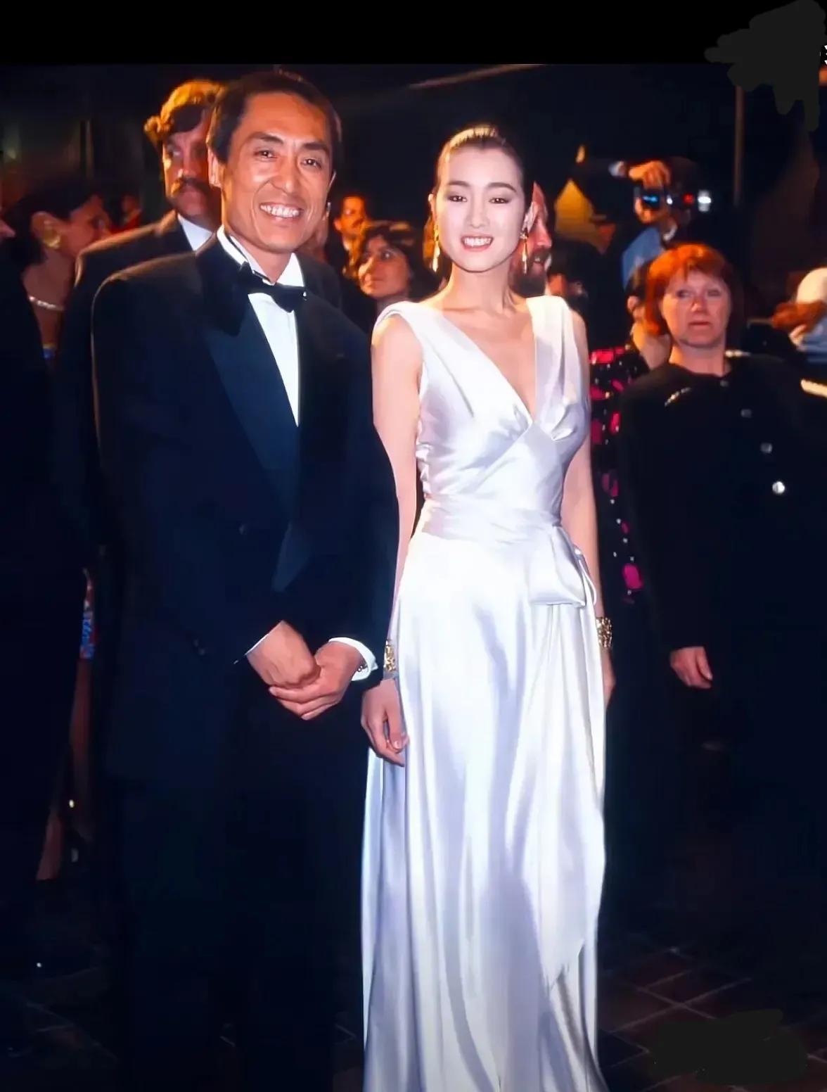 那时，张艺谋与巩俐出双入对，像一对璧人，就差奏婚礼进行曲了…