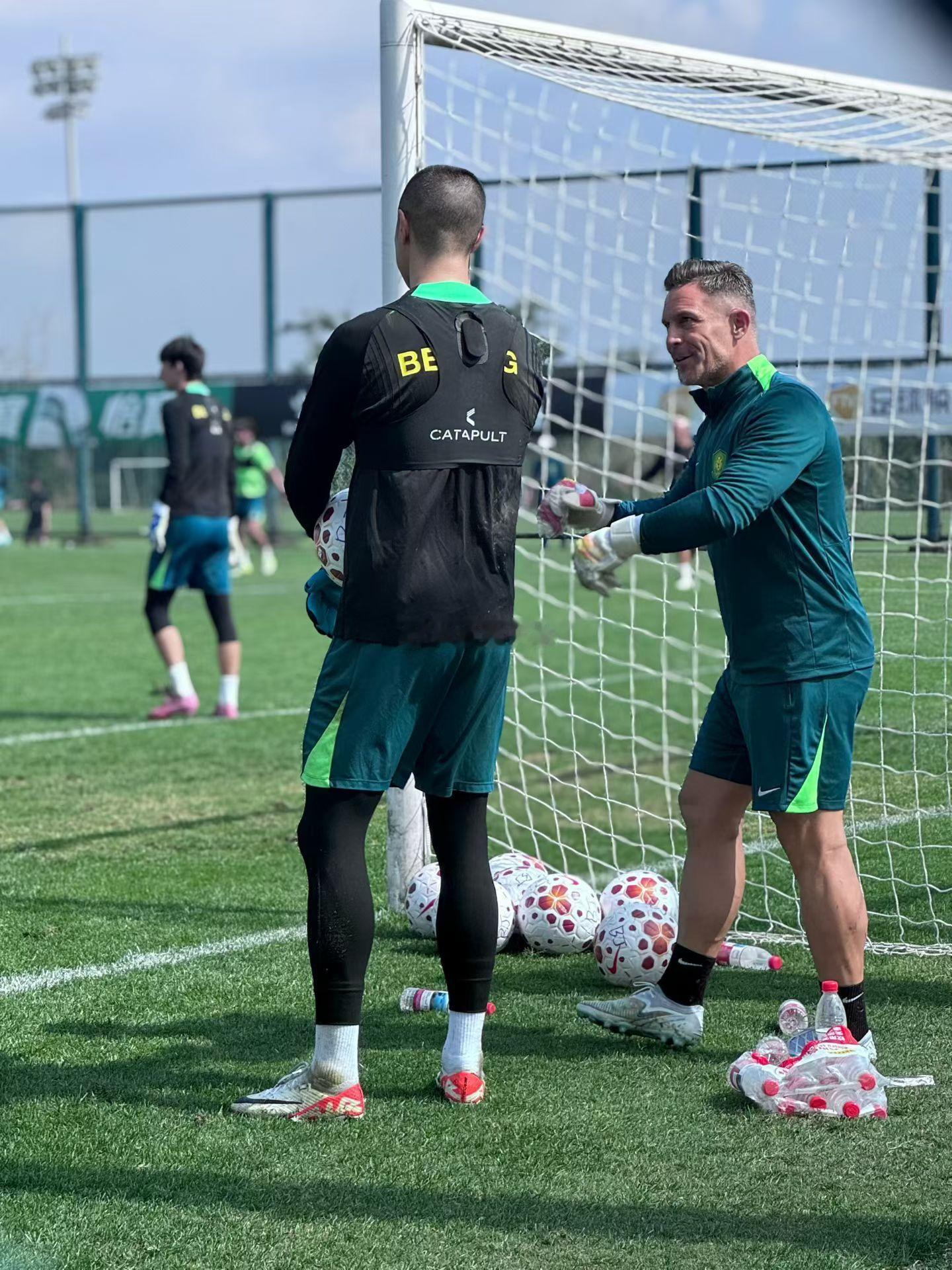 北京国安北京国安 汉斯指导侯森训练。 