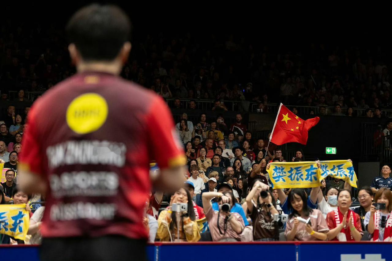 樊振东身前的五星红旗，在异国他乡赛场上挥舞闪耀。无论在哪里，樊振东的身边都有祖国