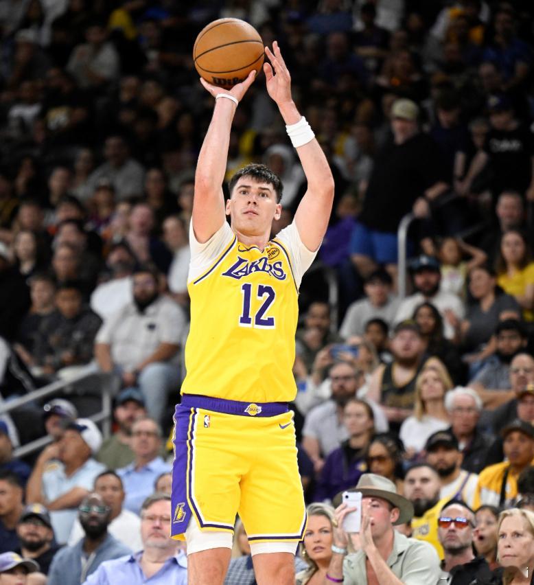 湖人和热火半场战罢，湖人以77-63领先。湖人记者Daniel Starkand