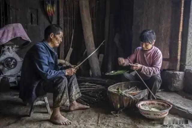 经历过以下生活的人，评论区说一下自己的年龄。对今天的生活感到满意吗？

1.用竹