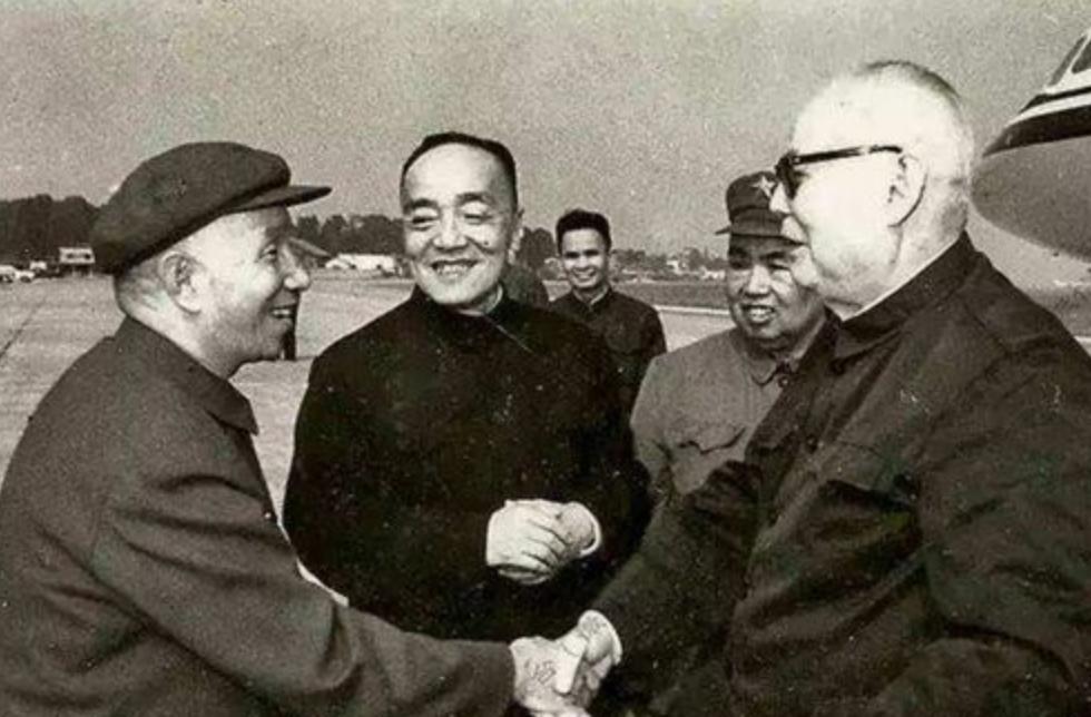 98岁南少林传人迎娶43岁女弟子：一段跨越半世纪的忘年恋

98岁的房泰山穿着崭