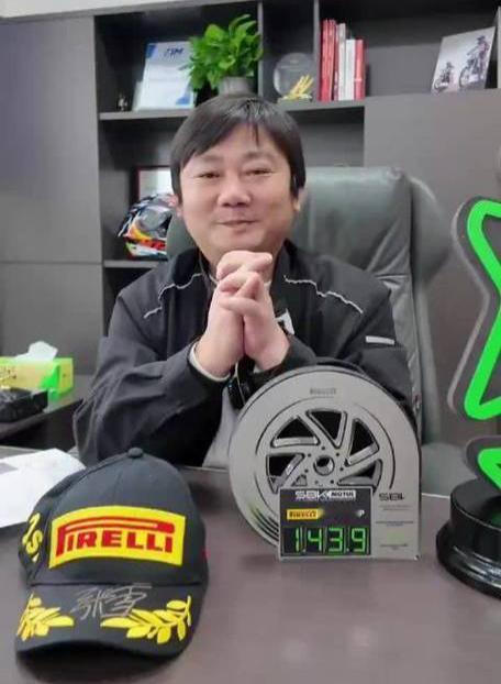 张雪正式宣布，4月10日晚8点在张雪机车官方直播间，拍卖WSBK葡萄牙站冠军复刻