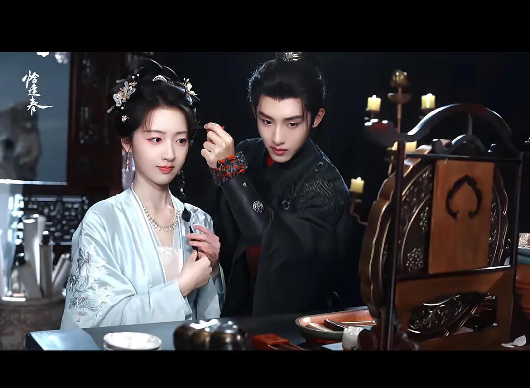 丫鬟小厮趁小姐出门在小姐房里搞暧昧 